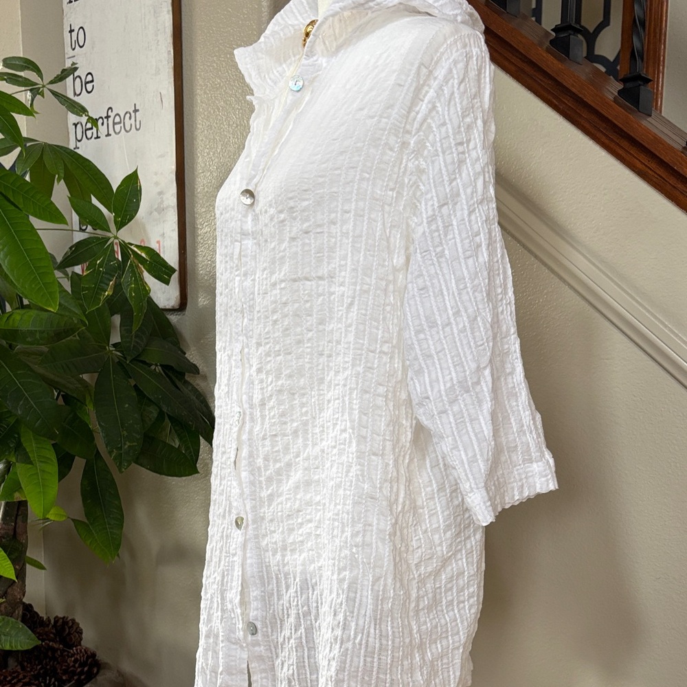 White Textured effortless Button-Up Shirt / Cover Up w Hoodie 🤩 - Picture 4 of 12